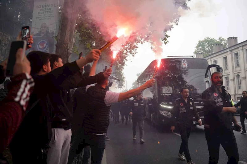 Beşiktaşlı taraftarlar, takımlarını şampiyon gibi karşıladı
