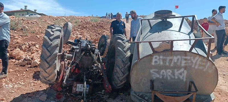 Devrilen traktörün altında kalarak ağır yaralandı
