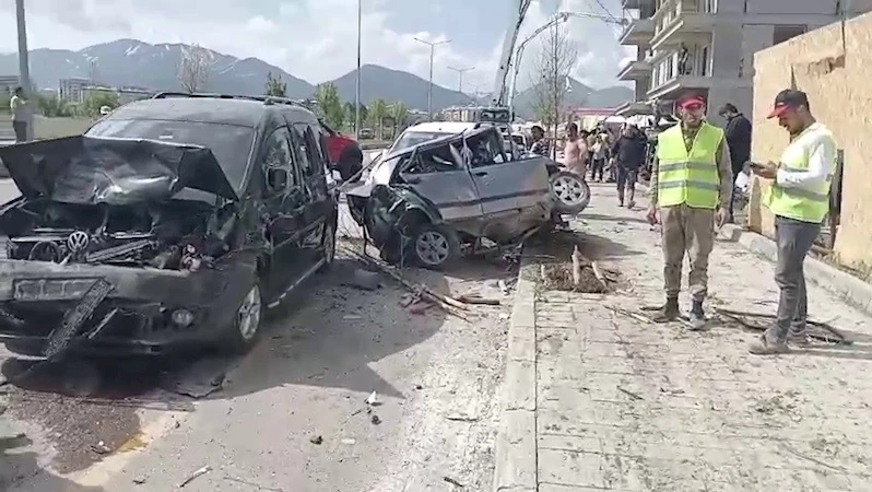 Erzurum’da feci kaza: Beton mikseri onlarca aracı biçti

