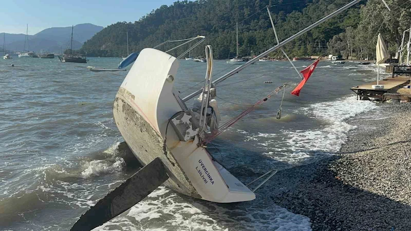 Marmaris’te şiddetli rüzgar tekneyi kıyıya sürükledi
