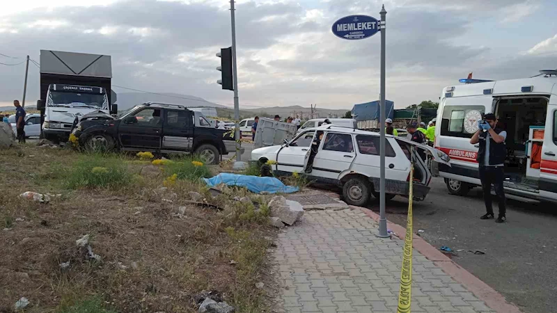 Konya’da otomobil ile kamyonet çarpıştı, yaşlı çift hayatını kaybetti

