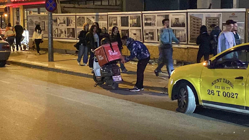 Önündeki araca arkadan çarpan motosikletli kurye yaralandı

