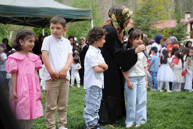 Minik öğrenciler yıl boyunca ezberledikleri duaları okuyarak hünerlerini sergilediler
