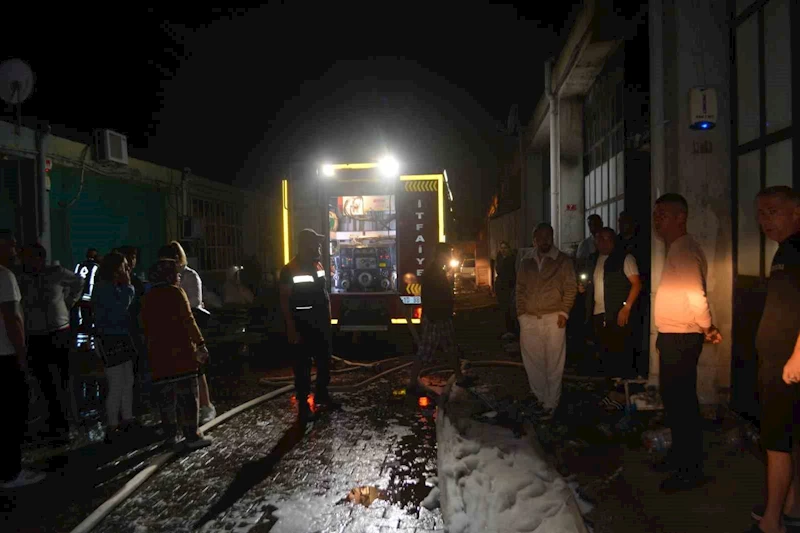 Ayvalık’ta gözlük fabrikası alev alev yandı
