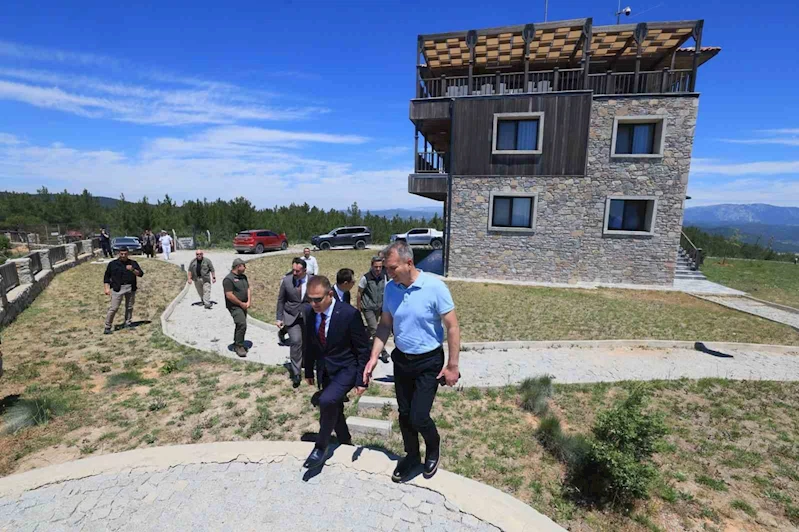 Vali Akbıyık yangın gözetleme kulesinde incelemelerde bulundu
