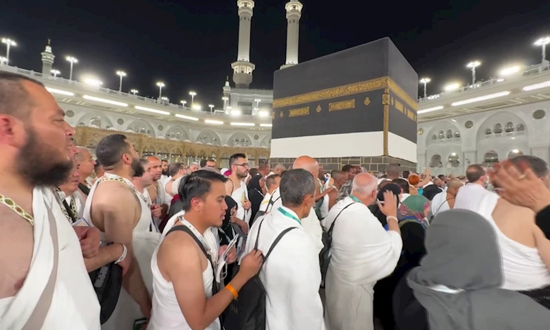 Hacı adayları Kabe’de Gazze için dua ediyor
