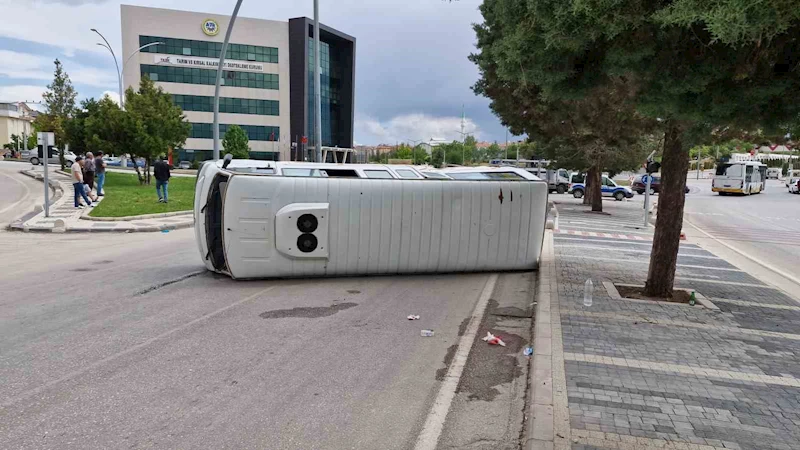 Karaman’da kamyonetle çarpışan okul servisi devrildi: 6 yaralı
