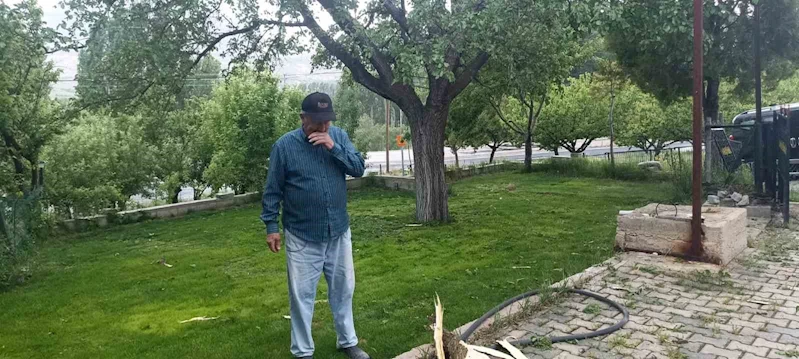 Evin bahçesine düşen yıldırım paniğe neden oldu
