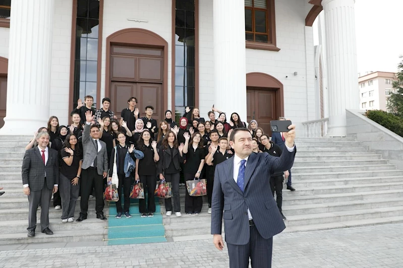 Vali Musa Işın gençlerle 