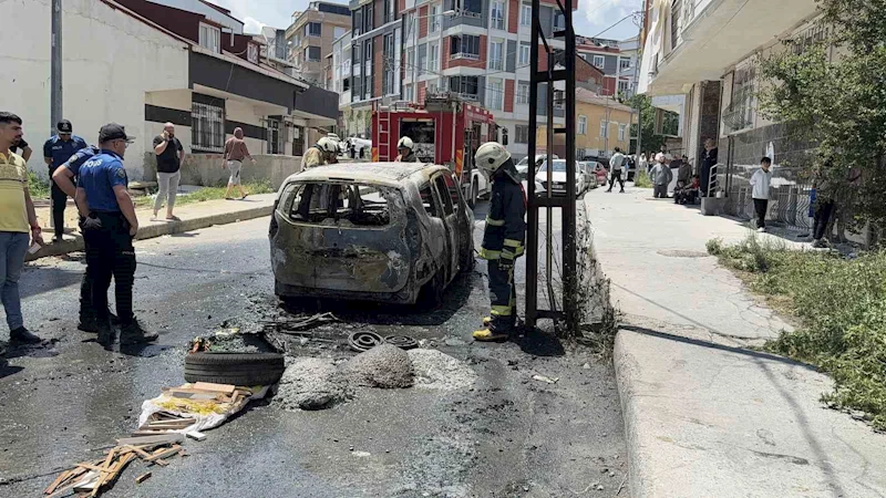 Arnavutköy’de park halindeki otomobil alev topuna döndü: O anlar kamerada
