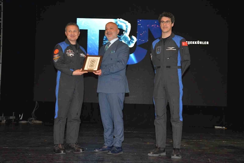 Astronot Alper Gezeravcı, seyir defterini Kıbrıs’la paylaştı
