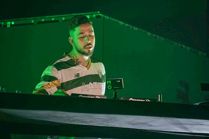 Türk DJ Mahmut Orhan sahneye Bursaspor formasıyla çıktı
