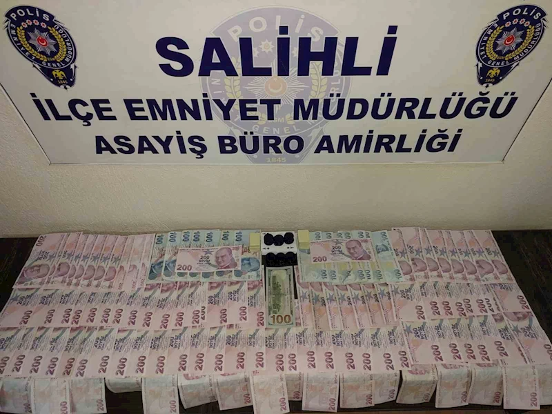 Salihli’de aranan şahıslar kumar oynarken yakaladı
