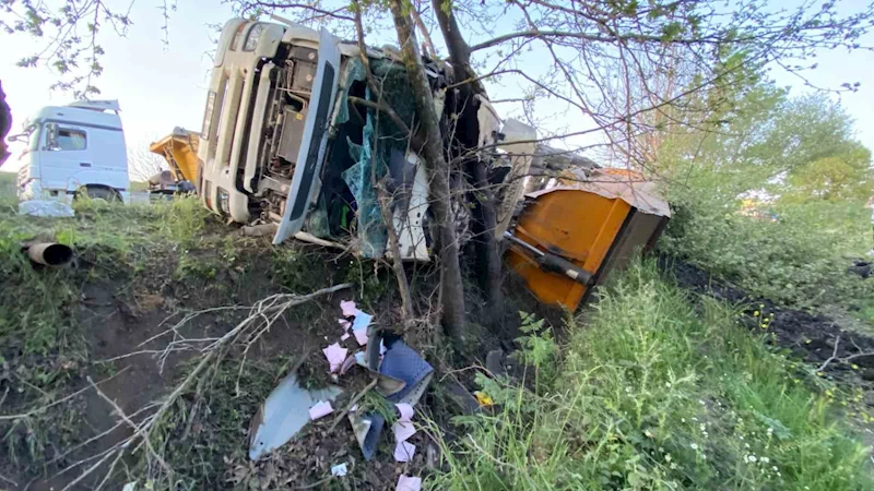 Çan’da kömür yüklü kamyon devrildi, sürücü yaralandı
