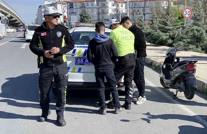 16 yaşında ehliyetsiz, plakasız ve kasksız motora bindi, 54 bin lira ceza yedi
