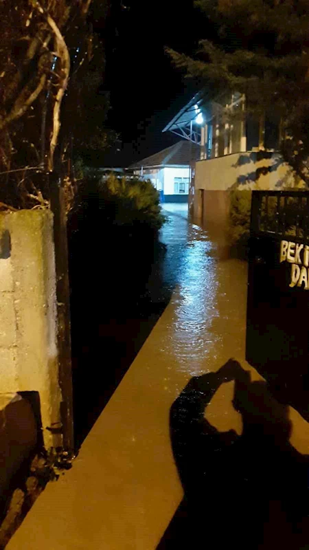 Kırşehir’de sağanak yağış sele neden oldu
