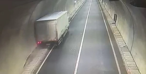 Şoförün direksiyon hakimiyetini kaybettiği kamyon tünel duvarına çarptı
