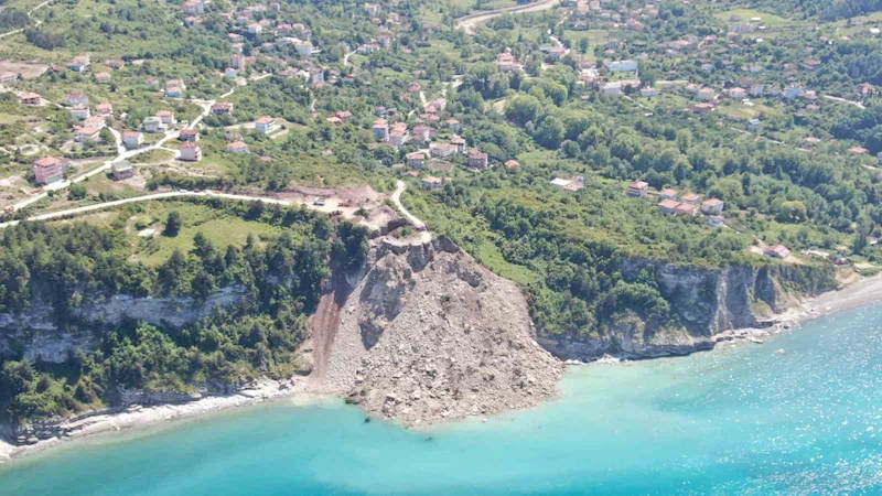 Kastamonu’da heyelan: Yoldan kopan kütle, denizle birleşti
