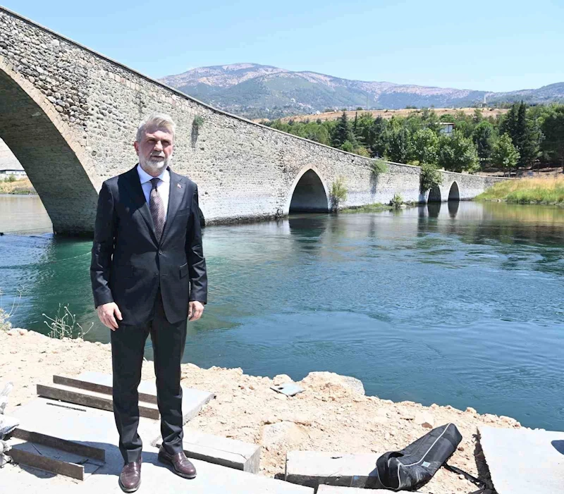 Depremde hasar gören 500 yıllık köprüde sona yaklaşıldı
