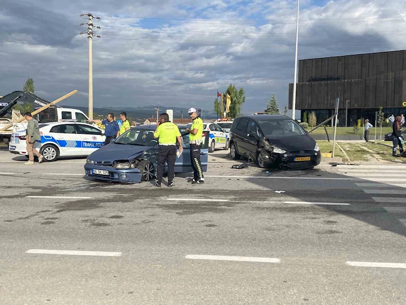 Çorum’da iki otomobil çarpıştı: 3 yaralı
