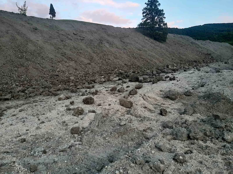 Karabük’te heyelan nedeniyle köy yolu ulaşıma kapandı
