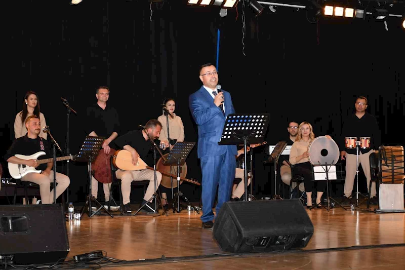 Başsavcı türkü söyledi, büyük alkış topladı