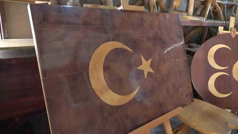 76 yaşındaki usta, 15 Temmuz şehitleri için 246 parçadan Türk bayrağı yaptı
