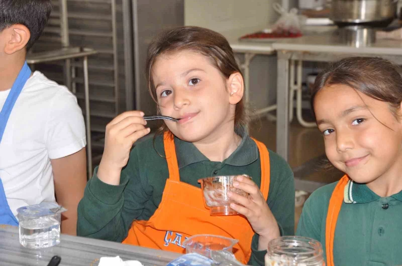 Öğrenciler kendi yaptıkları tatlıların lezzetine tam not verdi
