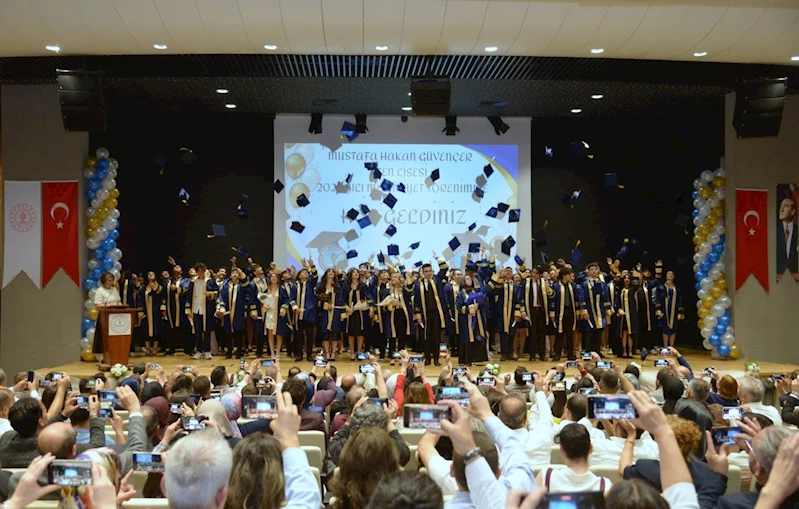 Mustafa Hakan Güvençer Fen Lisesi’nde mezuniyet coşkusu
