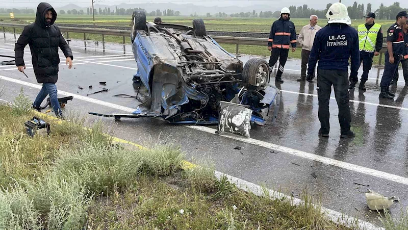 Karşı şeride geçip iki araca çarpan otomobil takla attı: 1 ölü, 4 yaralı

