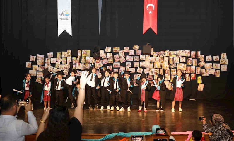 Van Büyükşehir Belediyesinin kreş öğrencilerinden yılsonu etkinliği
