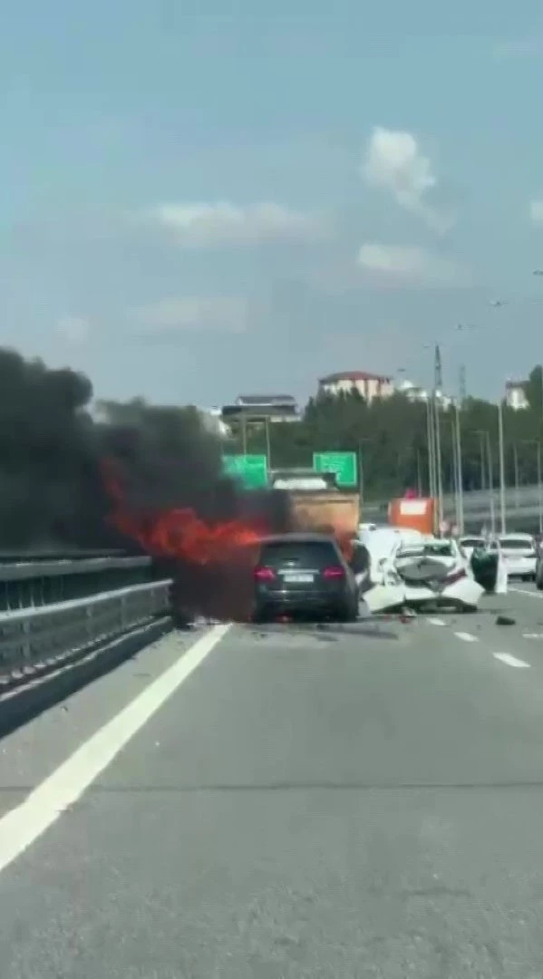 Kuzey Marmara Otoyolu’nda zincirleme  kaza sonrası 2 araç yandı
