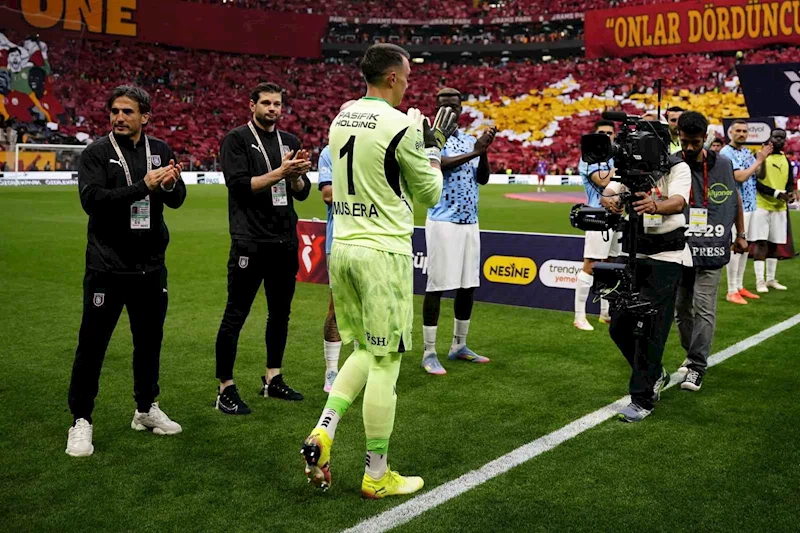 Başakşehir, şampiyon Galatasaray’ı alkışladı
