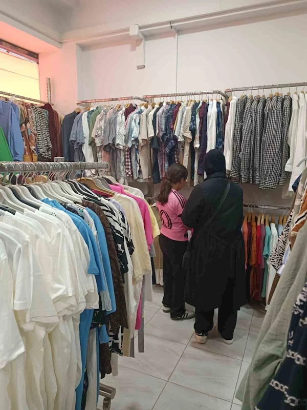 İhtiyaç sahiplerine bayram sevinci: Sosyal market kapılarını açtı
