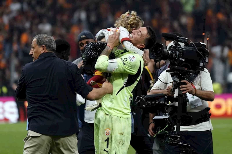 Galatasaray şampiyonluğu taraftarı önünde kutladı

