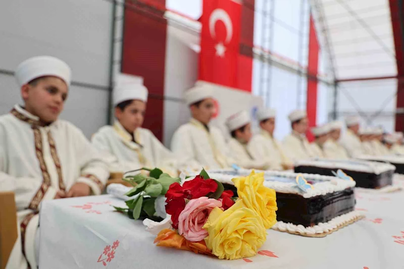 Altınçevre Kur’an kursunda hafızlara özel tören: 22 hafız için 22 pasta kesildi
