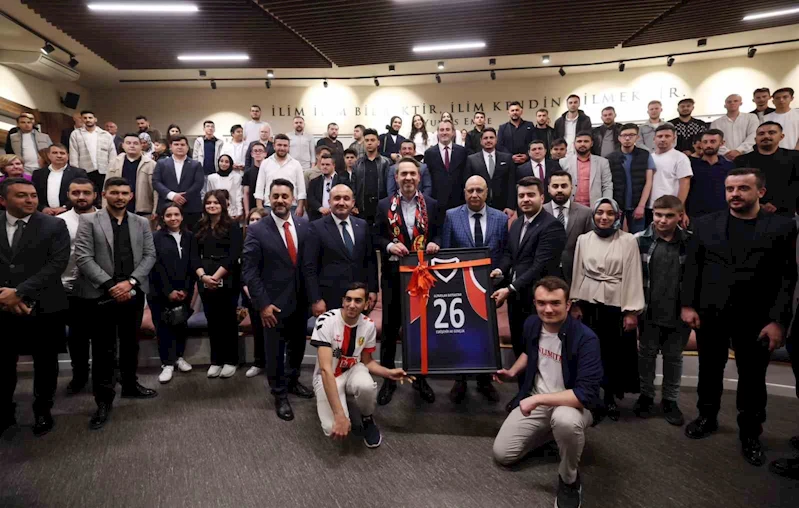 Bakan Bayraktar, Anadolu Üniversitesi’nde gençlerle buluştu

