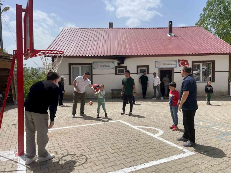 Üniversite öğrencilerinden köy okuluna anlamlı destek

