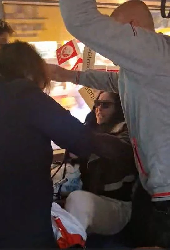 İstanbul’da tramvayda yolcuların koltuk kavgası kamerada
