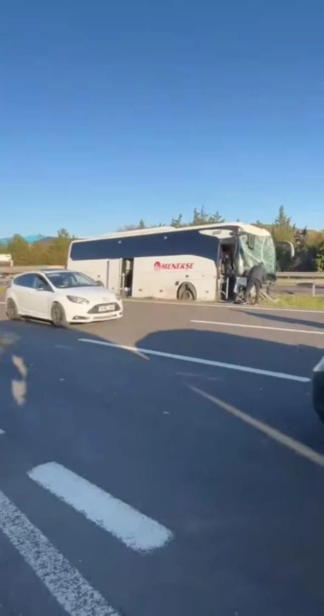 Ankara’da geziden dönen öğrencileri taşıyan otobüs bariyerlere çarptı: 4 yaralı
