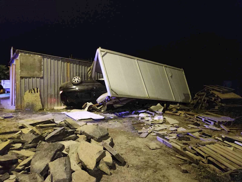 Bodrum’da otomobil konteynere çarptı: 3 yaralı
