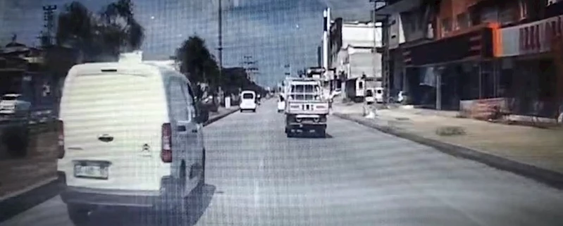 Yolun karşısına geçen kadına çarpıp kaçtı: Kaza anı kamerada
