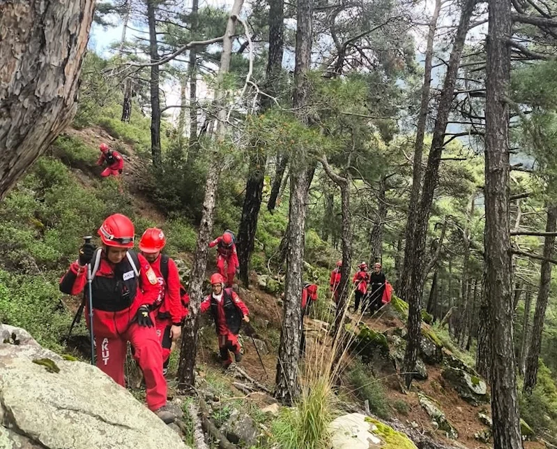 Kayıp dağcının cansız bedeni düştüğü uçurumdan helikopterle alındı
