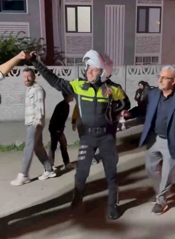 Trafik polisi halay çekti, renkli görüntüler çıktı
