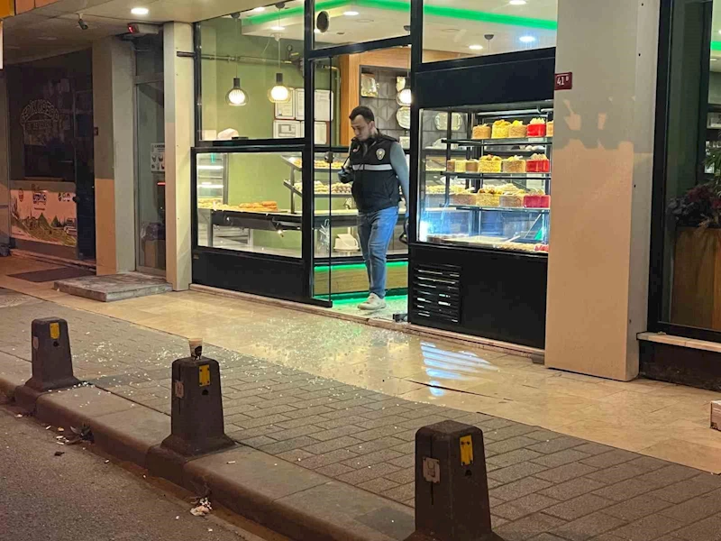 Gaziosmanpaşa’da husumetlisinden kaçarak kafeye saklanan genç, silahlı saldırıda yaralandı
