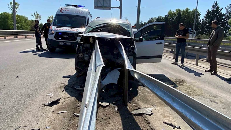 Hafif ticari araç bariyere saplandı
