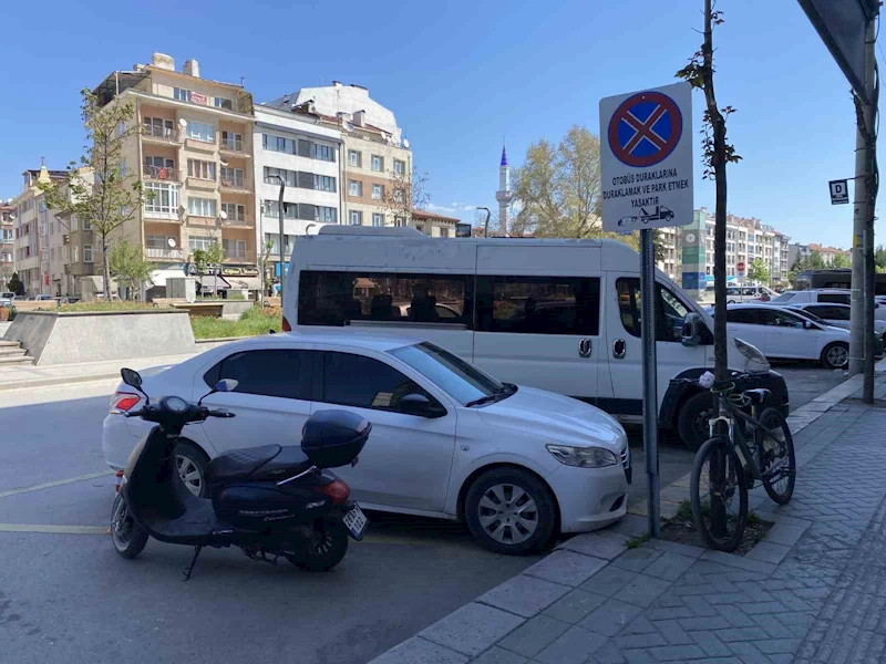 Otobüs duraklarını otoparka çevirdiler
