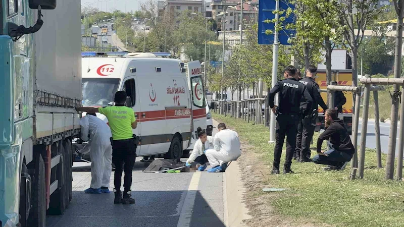 Başakşehir’de yolun karşısına geçerken tır çaptı: Olay yerinde hayatını kaybetti
