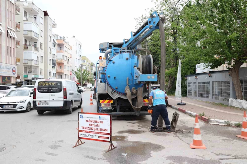 ASAT’ın ana arter ve bulvarlarda yağmur suyu hattı temizliği sürüyor
