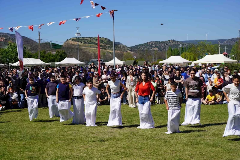 Çocuklar çuvalla koşma, yumurta taşıma ve halat çekme yarışmalarında kıyasıya yarıştı

